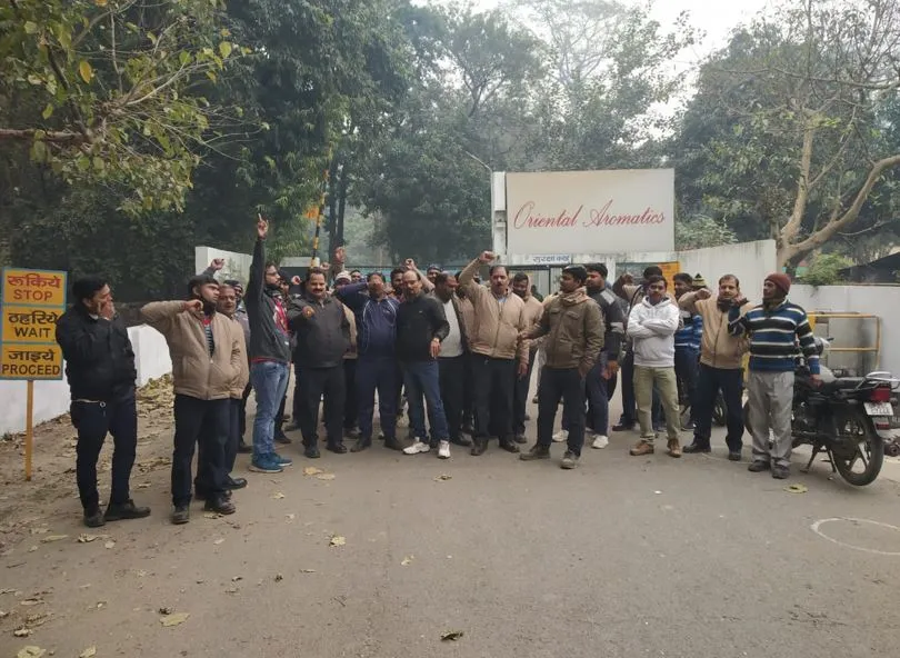 बरेली: वेतन वृद्धि की मांग को लेकर कैंफर फैक्ट्री कर्मचारियों ने किया हंगामा