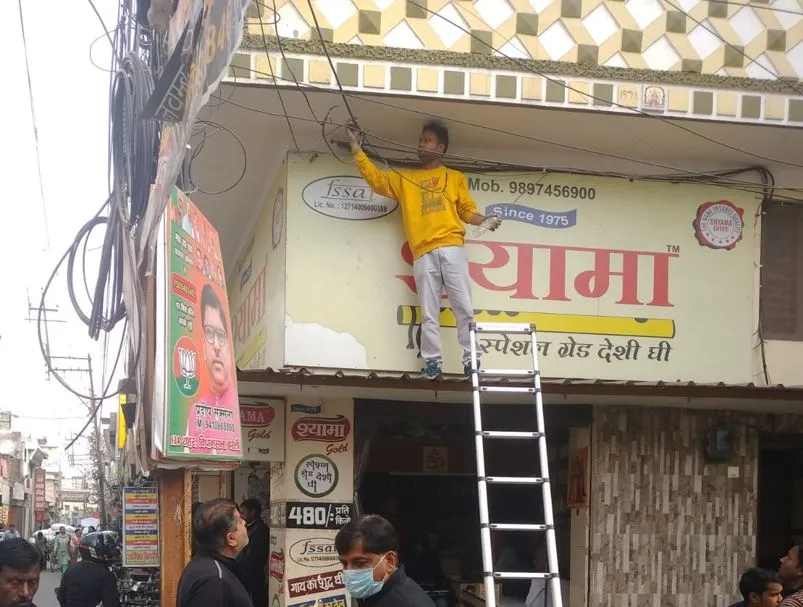 बरेली: अमित शाह और योगी के रोड शो लेकर तार हटने शुरू