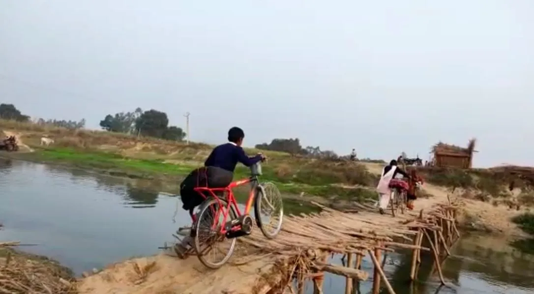 बरेली: एक्सप्रेस-वे के जमाने में लकड़ी पुल पर दौड़ रही जिंदगी