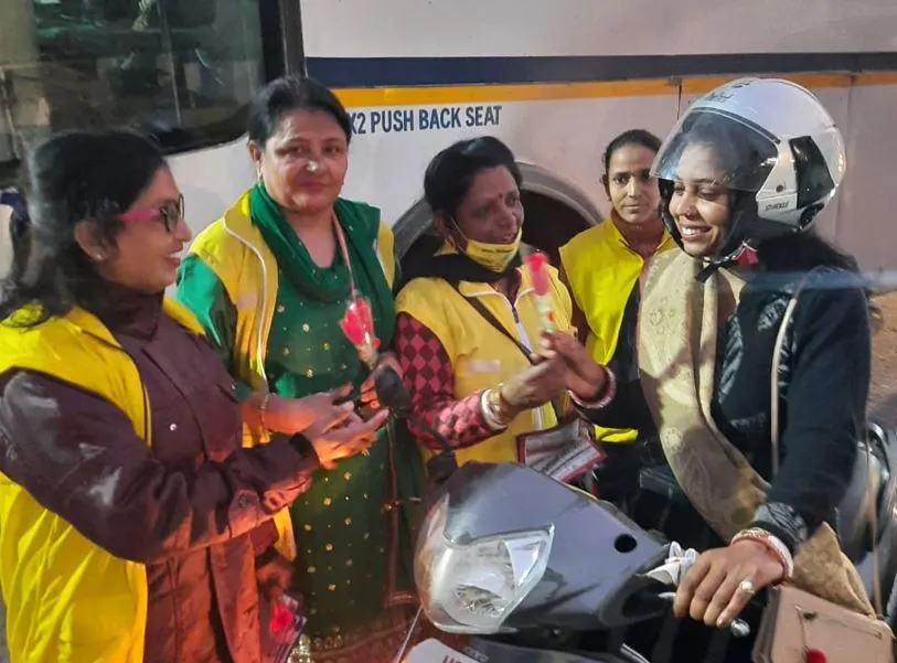 बरेली: वाहन चालकों को फूल देकर यातायात नियमों के प्रति किया जागरुक