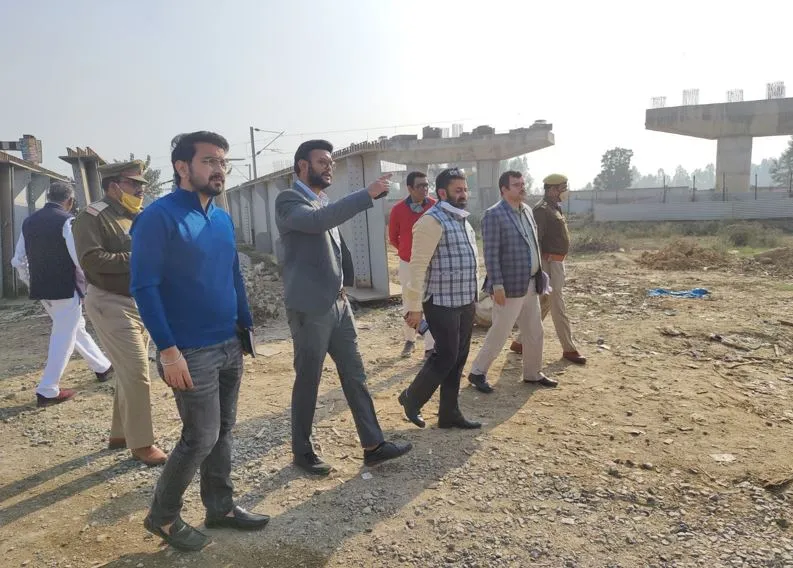 बरेली: हुलासनगरा के अधूरे ओवरब्रिज की स्थिति देखने पहुंचे डीएम