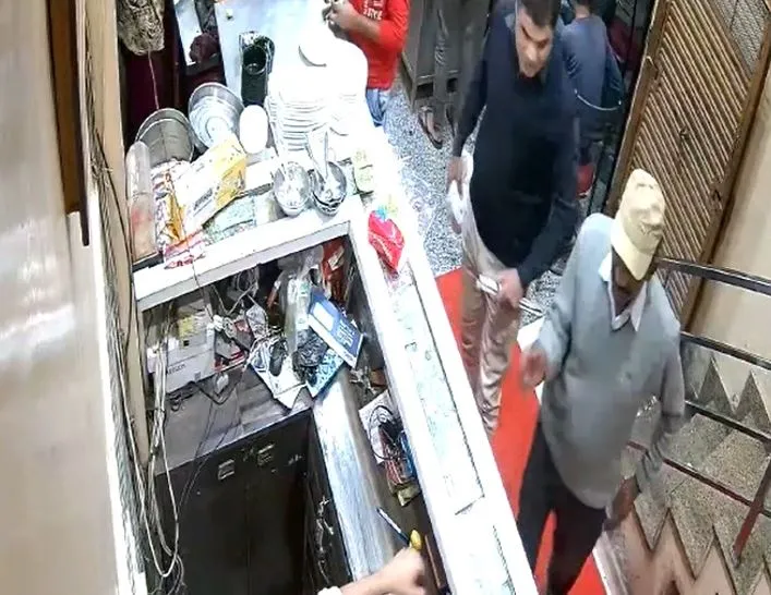 बरेली: पलक झपकते ही रेलकर्मी की मौत, सीसीटीवी में कैद हुई घटना