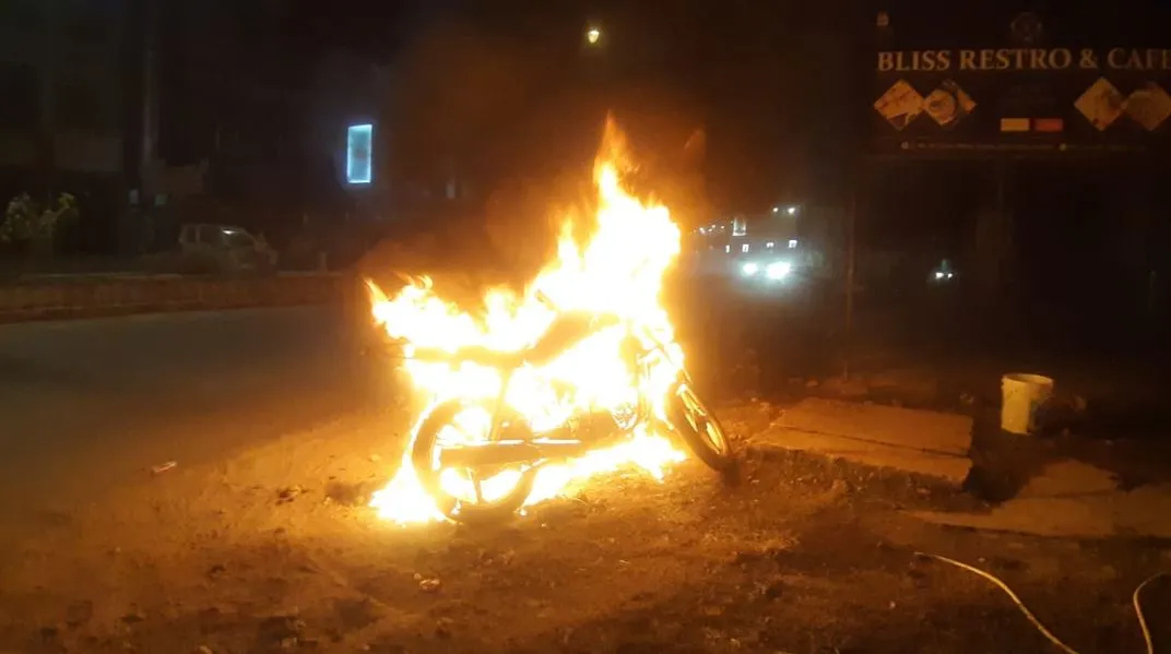 बरेली: शराबी पति को छोड़ मायके जाने लगी पत्नी, तो गुस्से में पति ने फूंक दी घर के बाहर खड़ी बाइक