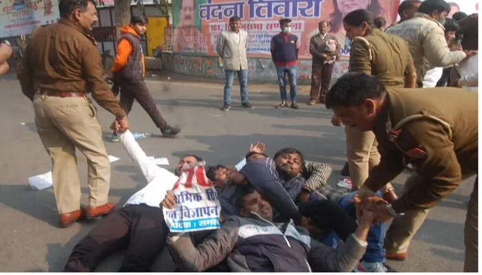 69 हजार शिक्षक भर्ती मामला में अभ्यर्थियों ने किया भाजपा दफ्तर के बाहर प्रदर्शन