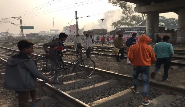 मुरादाबाद : क्रॉसिंग पार करते समय ट्रैक में फंसा ग्रामीण का पैर, ट्रेन से कटकर मौत