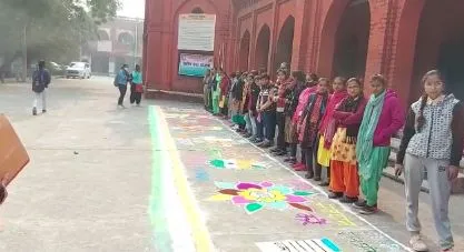 बरेली कॉलेज में बनाई गई 75 फीट लंबी रंगोली, दिया मतदाता जागरुकता का संदेश