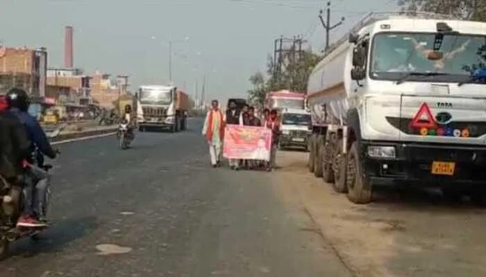 कानपुर में ‘एक देश एक शिक्षा’ को लेकर निकाली गई पैदल यात्रा