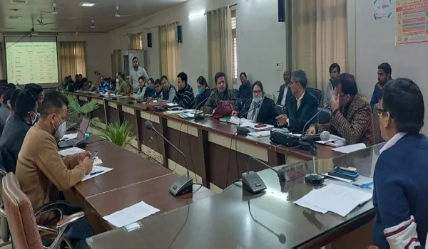 संभल : कोरोना टीकाकरण में स्वास्थ्य विभाग की लापरवाही से जिलाधिकारी नाराज