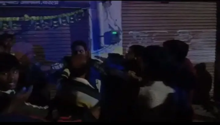 बरेली: पुलिस के सामने दवा कारोबारी को पीटा, हंगामा