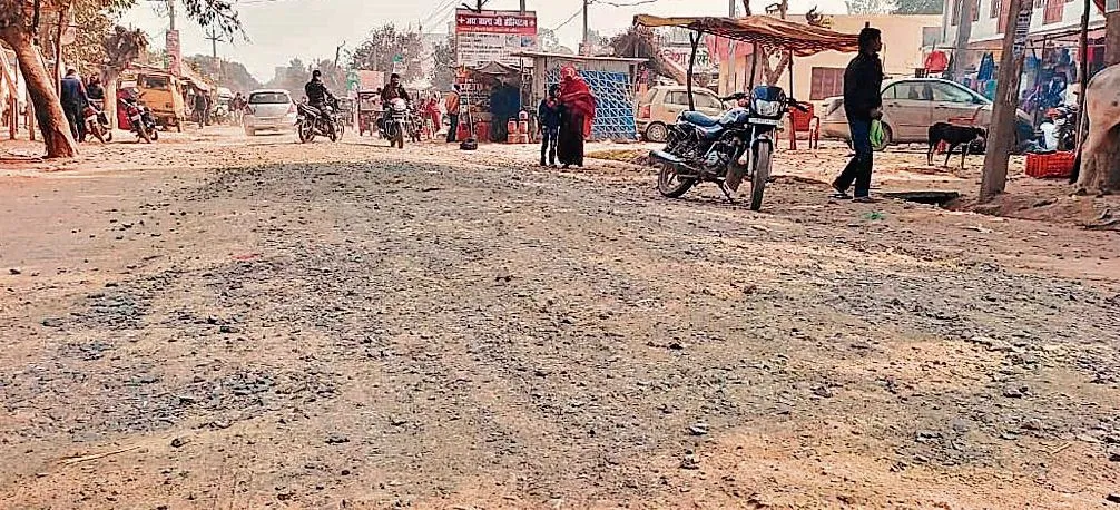 शाहजहांपुर: विधायक का रिपोर्ट कार्ड – मीरानपुर कटरा- सड़क के गड्ढों में खो गया कटरा का विकास