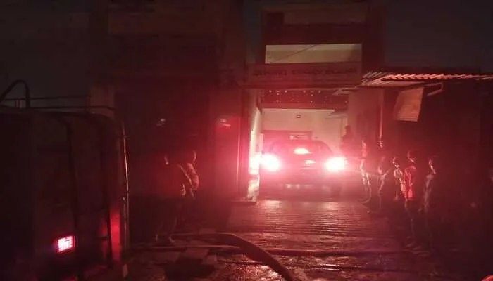 बहराइच: अज्ञात कारणों से इलेक्ट्रिक की दुकान में लगी आग, लाखों का हुआ नुकसान