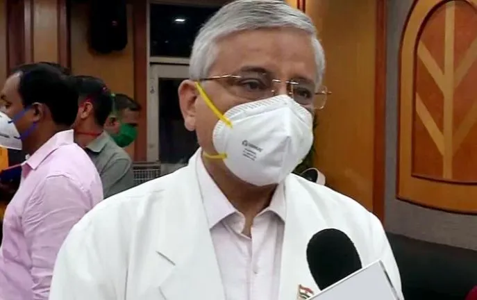 AIIMS डायरेक्टर रणदीप गुलेरिया ने ओमिक्रोन के खतरे के बीच दी चेतावनी, कहा- वेरिएंट है सुपर स्प्रेडर
