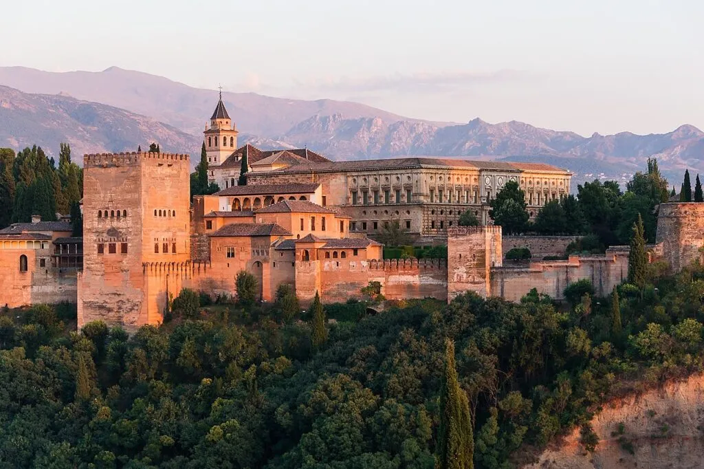 अल हम्रा (The Alhambra)