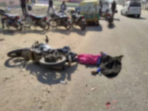 नैनीताल: चलती टैक्सी बाइक से गिरी महिला, लहूलुहान हालत में छोड़कर ड्राइवर भागा