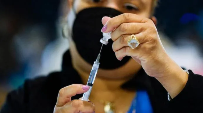 अमेरिका: टीकाकरण मुहिम के बीच एक साल में कोविड-19 से मौत का आंकड़ा 800,000 के हुआ पार