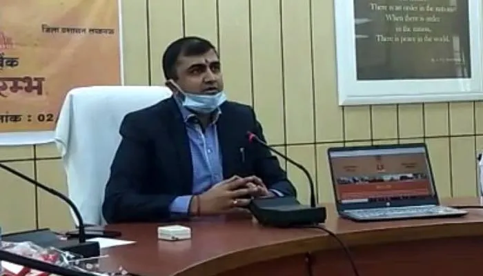 लखनऊ: डीएम ने रैन बसेरों में रहने वालों के लिए शुरू किया कपड़ा बैंक