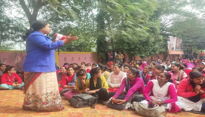 सीतापुर: सीएमओ से वार्ता विफल, संविदा कर्मियों ने तेज किया आंदोलन, सेवाएं बाधित