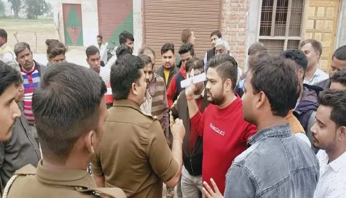 सीतापुर: हाईटेंशन लाइन का तार टूट कर मकान पर गिरा, दौड़ा करंट, बालबाल बचे लोग