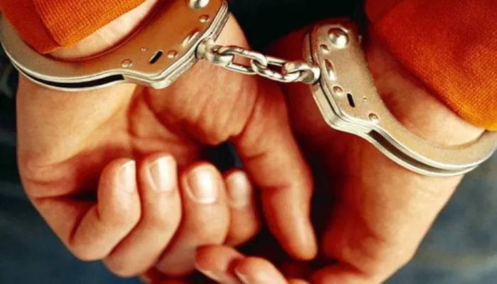 सीतापुर: तमंचा, कारतूस के साथ पुलिस ने शातिर को किया गिरफ्तार