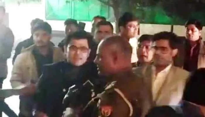 लखनऊ: दबंग ने की सरेआम दरोगा की पिटाई, वीडियो वायरल, जानें पूरा मामला