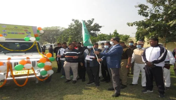 सीतापुर: मतदाता जागरूकता के लिए डीएम ने रवाना किया प्रचार वाहन
