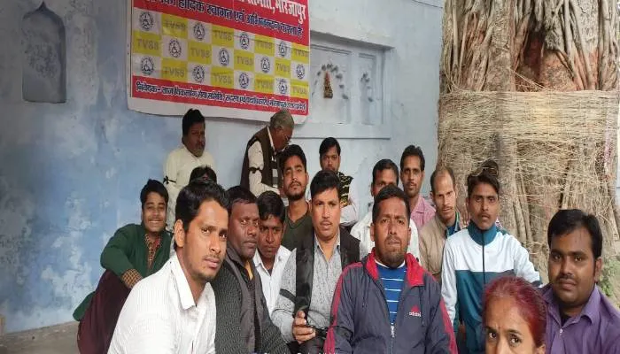 मिर्जापुर: बांहों पर काली पट्टी बांधकर दिव्यांगों ने महंगाई का किया विरोध