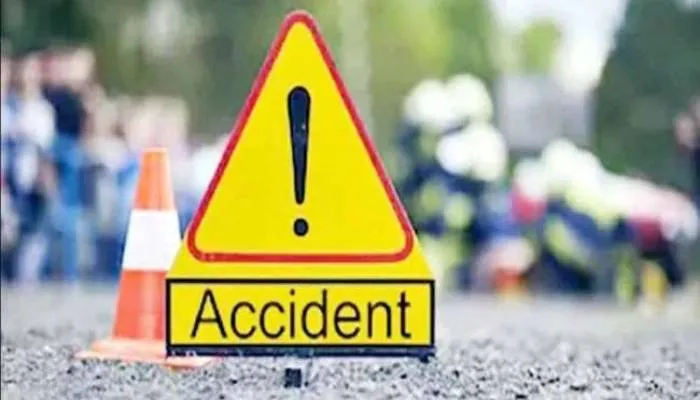 कन्नौज: तेज रफ्तार डीसीएम ने कार में मारी टक्कर, तीन की मौत, एक घायल