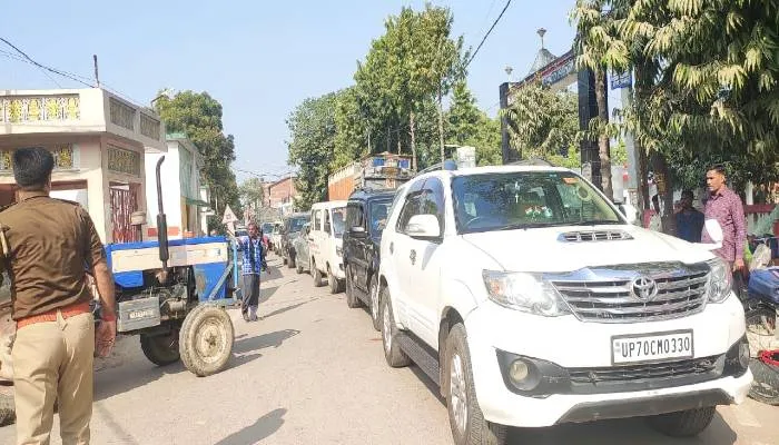 रायबरेलीः नाले में गिरा बेकाबू टैंकर, घंटों जाम में फंसे रहे लोग