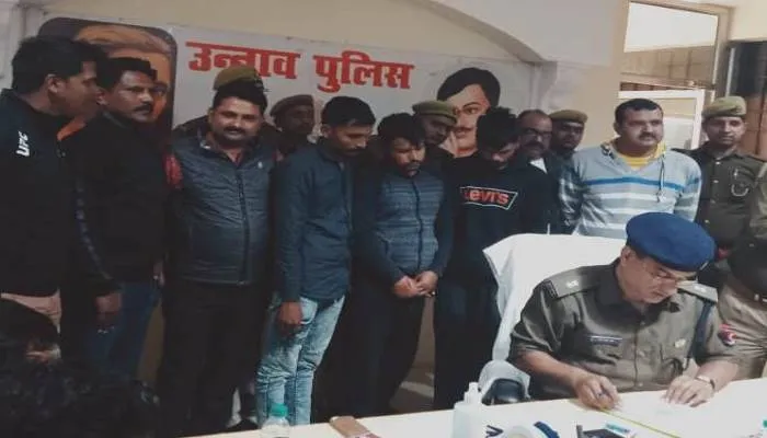 उन्नाव: पुलिस ने तीन शातिर चोरों को किया गिरफ्तार, नकदी व जेवरात बरामद