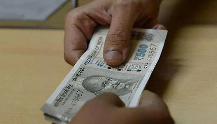 मिर्जापुर: अधिकारी के नाम पर धन उगाही का वीडियो वायरल, कर्मचारी पर गिरी गाज