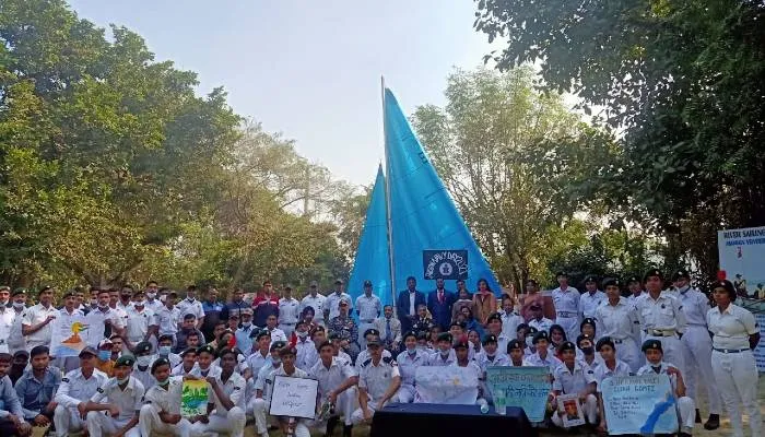लखनऊ: एनसीसी कैडेटों ने गोमती रिवर फ्रंट पर मनाया नौसेना दिवस