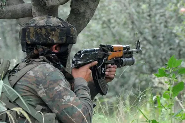 जम्मू कश्मीर के पुलवामा में सुरक्षाबलों और आंतकवादियों के बीच मुठभेड़, एक आतंकी ढेर