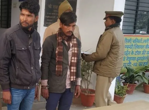 बरेली: रात में राहगीरों से लूटपाट करने वाले दो बदमाश गिरफ्तार, नकदी और चाकू किए बरामद