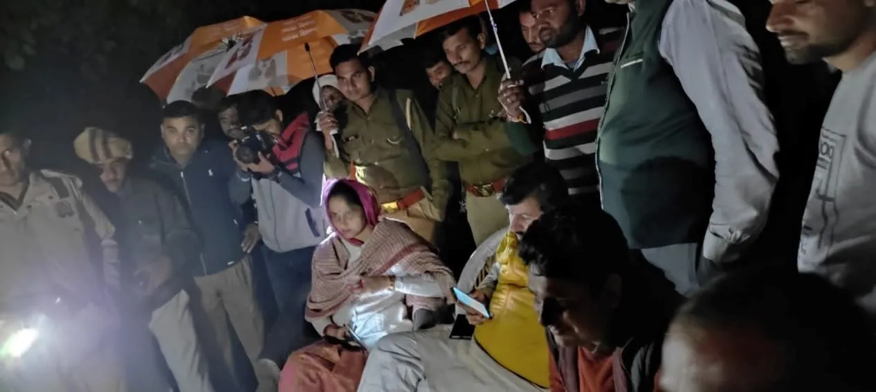 बिजनौर: उद्घाटन के लिए नारियल तोड़ते ही धंस गई सड़क, पर नहीं टूटा नारियल