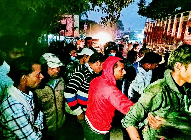 पीलीभीत: 112 पुलिस की जीप ने बाइक सवार युवकों को मारी टक्कर