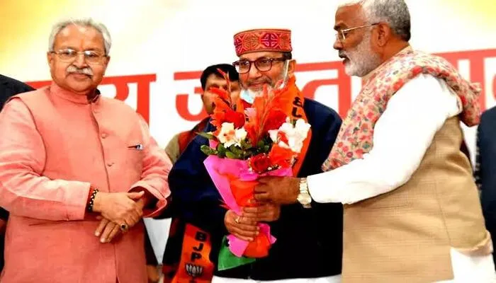 भाजपा ने विधानसभा चुनाव से पहले सपा को दिया बड़ा झटका,  मुलायम सिंह के बेहद करीबी ने थामा बीजेपी का दामन