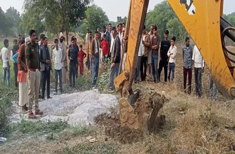 मध्यप्रदेश: बोरवेल से बाहर आई 15 माह की दिव्यांशी, मां की आंखों में छलक आए खुशी के आंसू