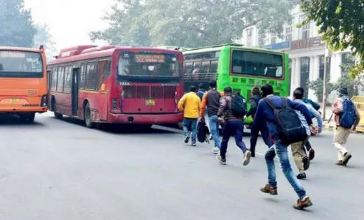 कोविड-19 पाबंदियों के कारण बस में नहीं चढ़ पाए लोग, डीटीसी बसों में की तोड़फोड़