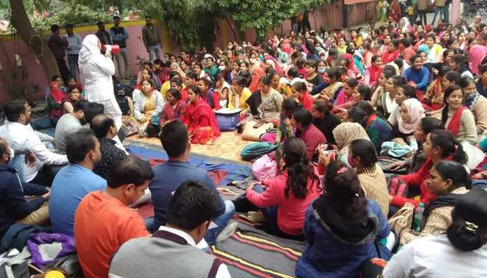 सीतापुर: संविदा कर्मचारी संघ का अनिश्चित कालीन धरना-प्रदर्शन शुरू, कई स्वास्थ्य सेवाएं ठप