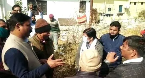 हल्द्वानी: आवास विकास कॉलोनी में अतिक्रमण के नाम पर रेलवे कर रहा उत्पीड़न, गुस्साए लोगों का प्रदर्शन