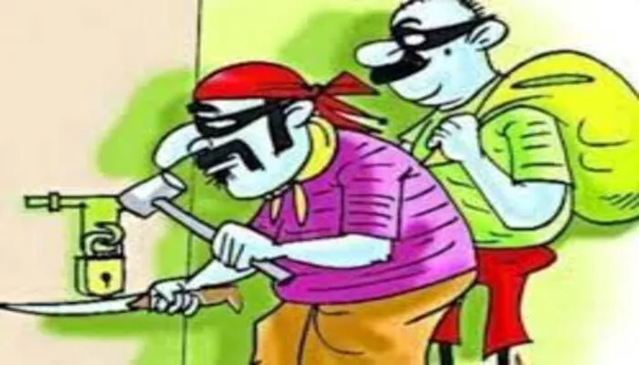 सीतापुर: बेखौफ चोरों ने नकदी, जेवर सहित पार किया तीन लाख का माल, पुलिस जांच में जुटी