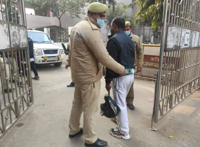 बरेली: लुधियाना कोर्ट परिसर में धमाके के बाद अलर्ट, जिला न्यायालय में जाने वालों की हो रही चैकिंग