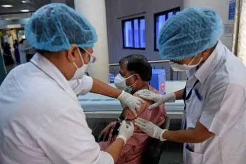 हल्द्वानी: स्वास्थ्य विभाग ने कोरोना टीकाकरण के लिए दी घरों में दस्तक