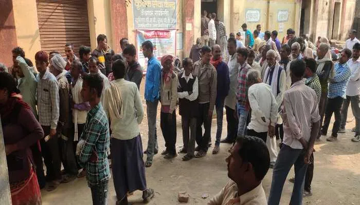 रायबरेली: डीएपी को लेकर किसानों की जमा हुई भीड़, जमकर किया हंगामा