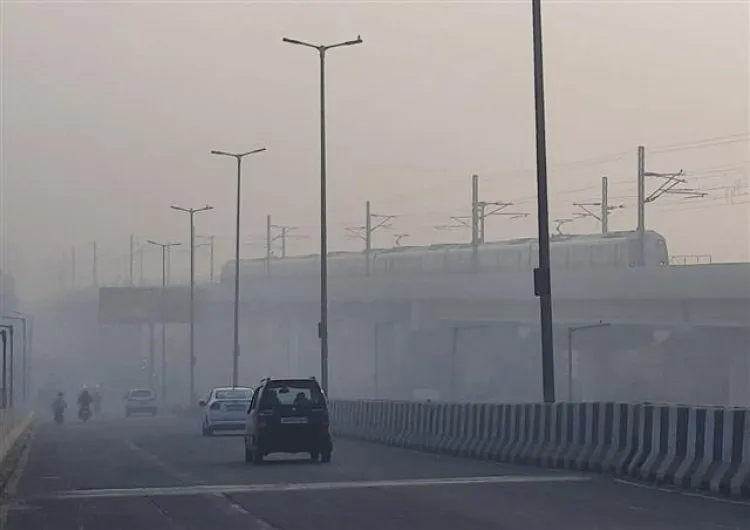 Delhi Pollution: दिल्ली में नाइट्रोजन डाईऑक्साइड का वार्षिक औसत स्तर सुरक्षित सीमा से अधिक