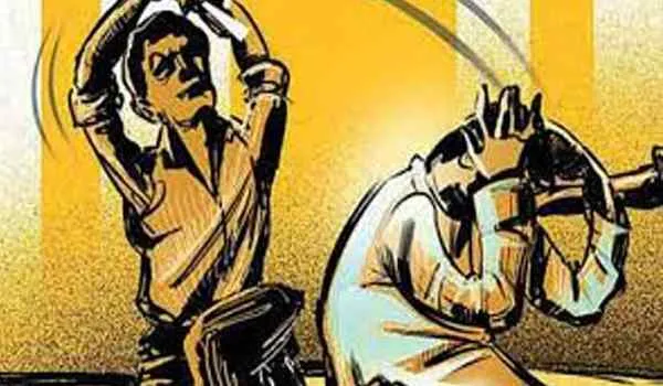 मुरादाबाद :  घर के आगे ठेला लगाने पर महिला को डंडों से पीटा, जान से मारने की दी धमकी
