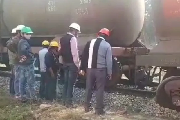 बरेली: आंवला में मालगाड़ी हुई ड्रेल, एक डिब्बा पटरियों से उतरा, पेट्रोल से भरे हुए थे डिब्बे