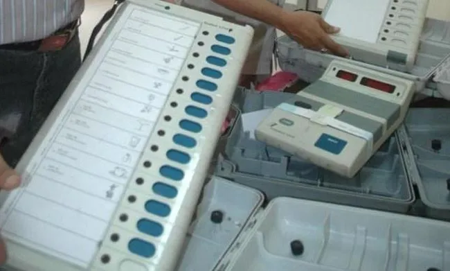 कोलकाता में ईवीएम में छेड़छाड़ के आरोप में एक व्यक्ति गिरफ्तार, वीडियो में दिखा सच