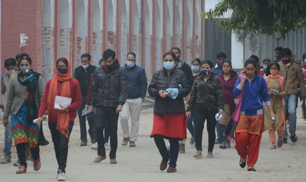 बरेली: समीक्षा अधिकारी का पेपर देखकर खुश हुए अभ्यर्थी