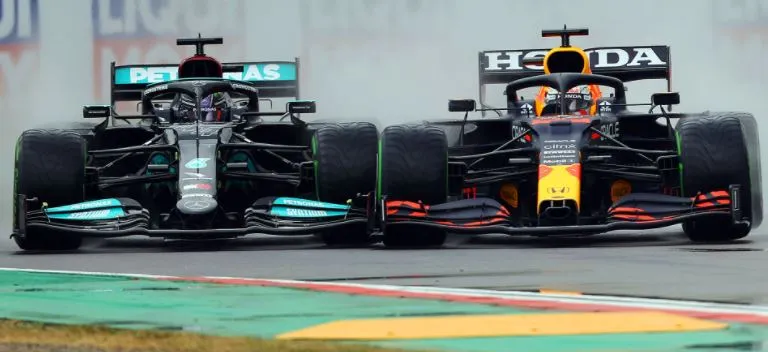 हैमिल्टन की जीत से एफवन में खिताबी जंग बनी रोचक, टक्कर की होगी आखिरी रेस